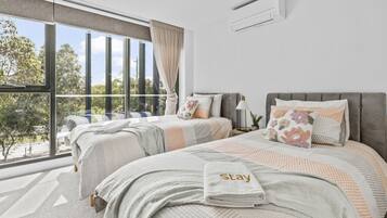 2 bedrooms, iron/ironing board, WiFi