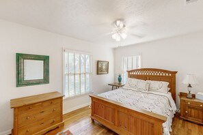 3 bedrooms, iron/ironing board, Internet, bed sheets - Charming home near downtown Austin with grill, streaming, washer/dryer, & AC (Austin)