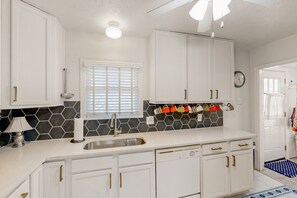 Fridge, microwave, oven, stovetop - Charming home near downtown Austin with grill, streaming, washer/dryer, & AC (Austin)