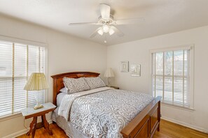 3 bedrooms, iron/ironing board, internet, bed sheets - Charming home near downtown Austin with grill, streaming, washer/dryer, & AC (Austin)