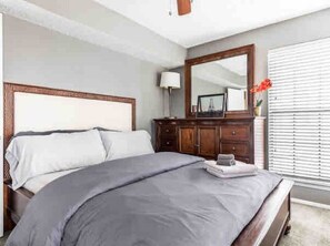 1 habitación, escritorio, tabla de planchar con plancha y cuna de viaje 