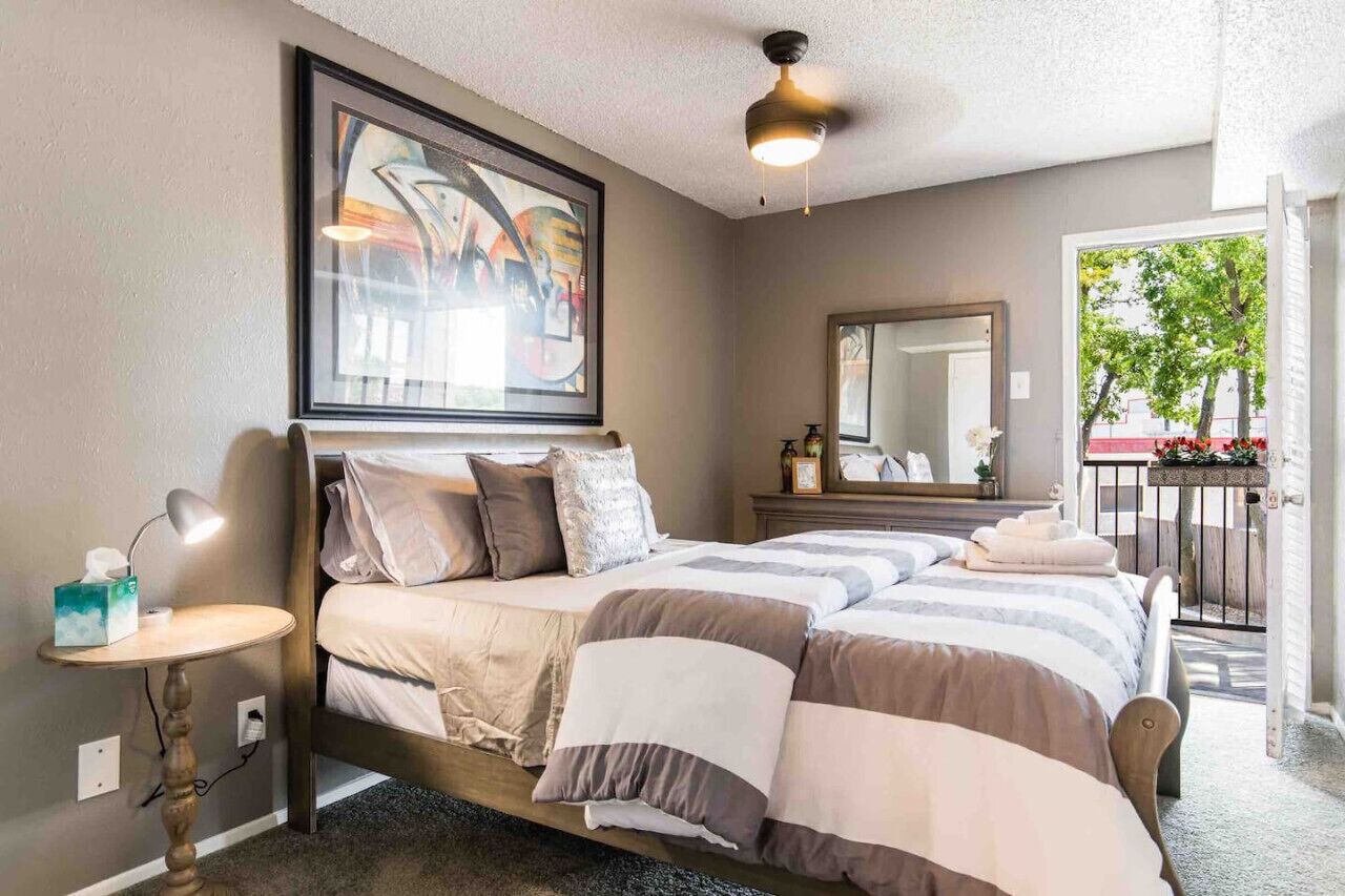 1 slaapkamer, een bureau, een strijkplank/strijkijzer, reisbedje