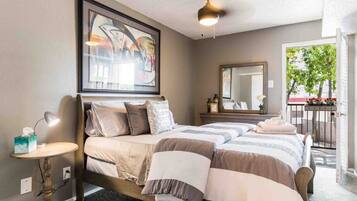 1 slaapkamer, een bureau, een strijkplank/strijkijzer, reisbedje