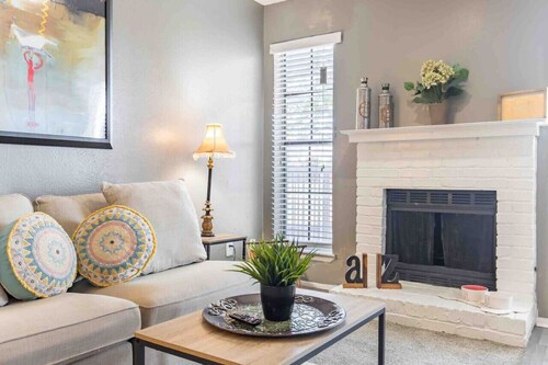 Cute One Bedroom Apartment w. Balcony!