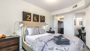 1 habitación, escritorio, tabla de planchar con plancha y cuna de viaje