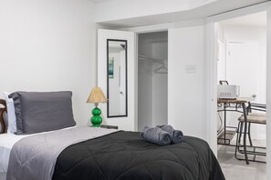 1 habitación, escritorio, tabla de planchar con plancha y cuna de viaje