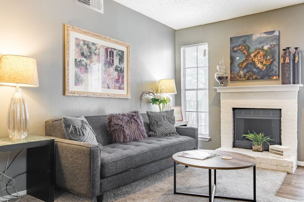 Televisión y chimenea 