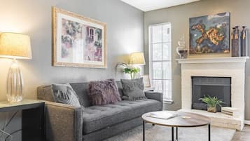 Televisión y chimenea