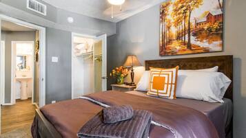 1 habitación, escritorio, tabla de planchar con plancha y cuna de viaje