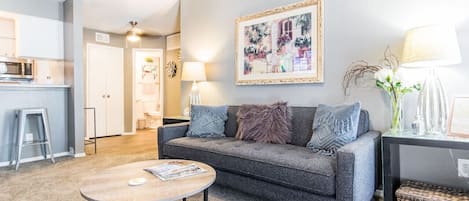 Televisión y chimenea