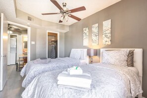 1 habitación, escritorio, tabla de planchar con plancha y cuna de viaje 