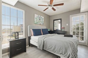 1 soverom, skrivebord, strykejern/-brett og reiseseng for barn