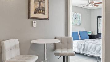 1 slaapkamer, een bureau, een strijkplank/strijkijzer, reisbedje