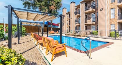 STAY AWHILE IN THIS COZY 1 BED APT!
