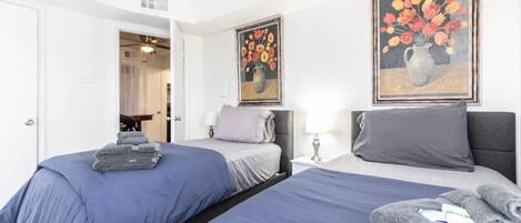 1 soverom, skrivebord, strykejern/-brett og reiseseng for barn