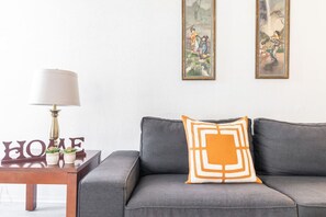 Smart TV, fireplace