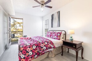 1 chambre, bureau, fer et planche à repasser, lit parapluie