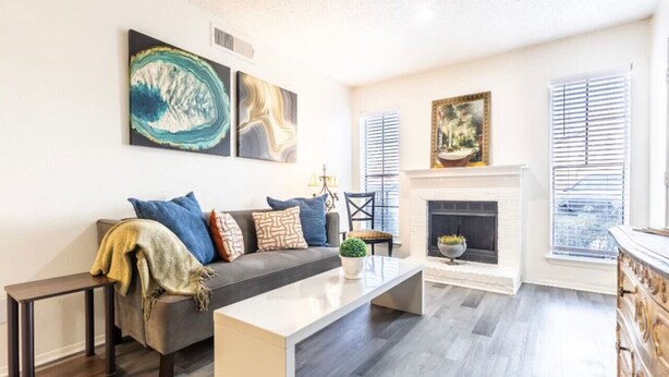 TV, fireplace - N. Dallas Updated 1 Bedroom Apartment (Dallas)