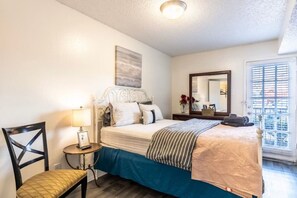 1 bedroom, desk, iron/ironing board, travel crib - N. Dallas Updated 1 Bedroom Apartment (Dallas)