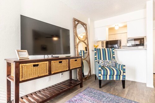 ONE BEDROOM APARTMENT WITH POOL VIEW!