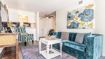 Een televisie en een open haard