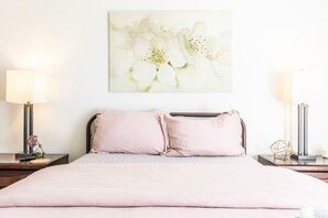 1 dormitorio, escritorio, tabla de planchar con plancha y cuna de viaje