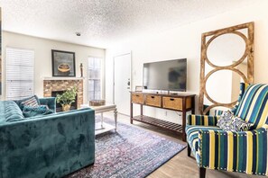 TV, fireplace - ONE BEDROOM APARTMENT WITH POOL VIEW! (Dallas)