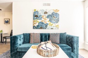 TV, fireplace - ONE BEDROOM APARTMENT WITH POOL VIEW! (Dallas)