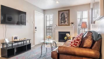 Televisión y chimenea