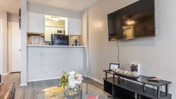 Televisión y chimenea