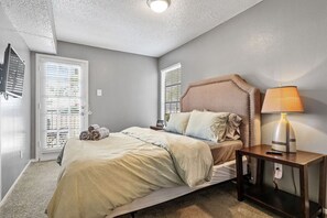 1 bedroom, desk, iron/ironing board, travel cot - Urban One Bedroom Apartment w. WIFI! (Dallas)