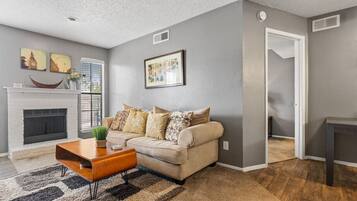 Een televisie en een open haard