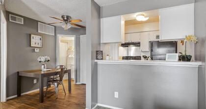 Urban One Bedroom Apartment w. WIFI!