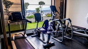 Fitness facility - Cozy penthouse with a hot tub and an amazing view. 15 minutes from the airport. (Guatemala City)