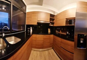 Réfrigérateur, four à micro-ondes, un four, surface de cuisson