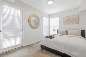 1 habitación, escritorio, tabla de planchar con plancha y cuna de viaje 