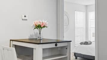 1 slaapkamer, een bureau, een strijkplank/strijkijzer, reisbedje