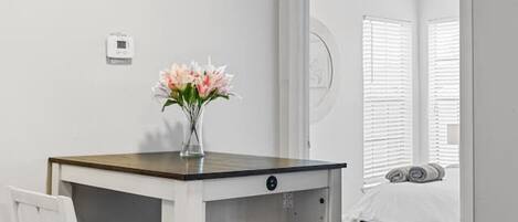 1 chambre, bureau, fer et planche à repasser, lit parapluie