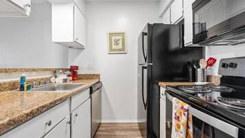 Een koelkast, een magnetron, een oven, een kookplaat