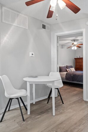 1 bedroom, desk, iron/ironing board, travel cot - Affordable & Convenient! Free WiFi! (Dallas)