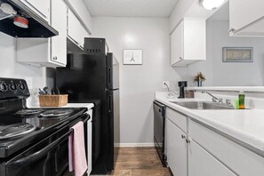 Fridge, microwave, oven, stovetop - One Bedroom Apartment- Access to all DFW! (Dallas)