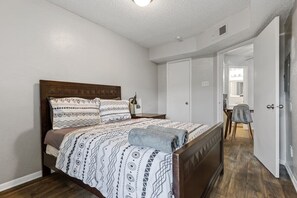 1 slaapkamer, een bureau, een strijkplank/strijkijzer, wifi