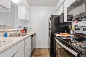 Fridge, microwave, oven, stovetop - FREE WIFI |  1 BEDROOM APT  | DALLAS (Dallas)