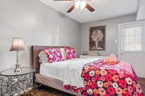 1 bedroom, desk, iron/ironing board, travel cot - FREE WIFI |  1 BEDROOM APT  | DALLAS (Dallas)