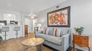 Televisión y chimenea