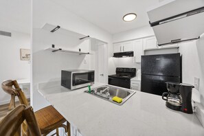 冷蔵庫、電子レンジ、オーブン、コンロ