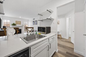 冷蔵庫、電子レンジ、オーブン、コンロ