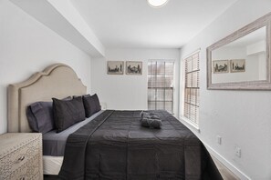 1 bedroom, desk, iron/ironing board, travel crib - Cute & Contemporary 1 Bed Apt! Easy Pool Access! (Dallas)