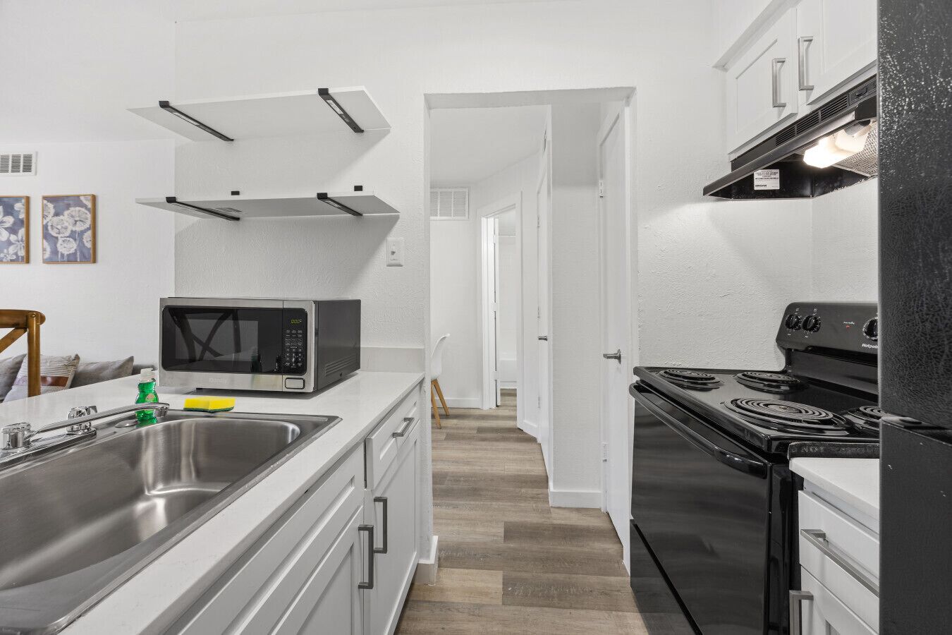 冷蔵庫、電子レンジ、オーブン、コンロ