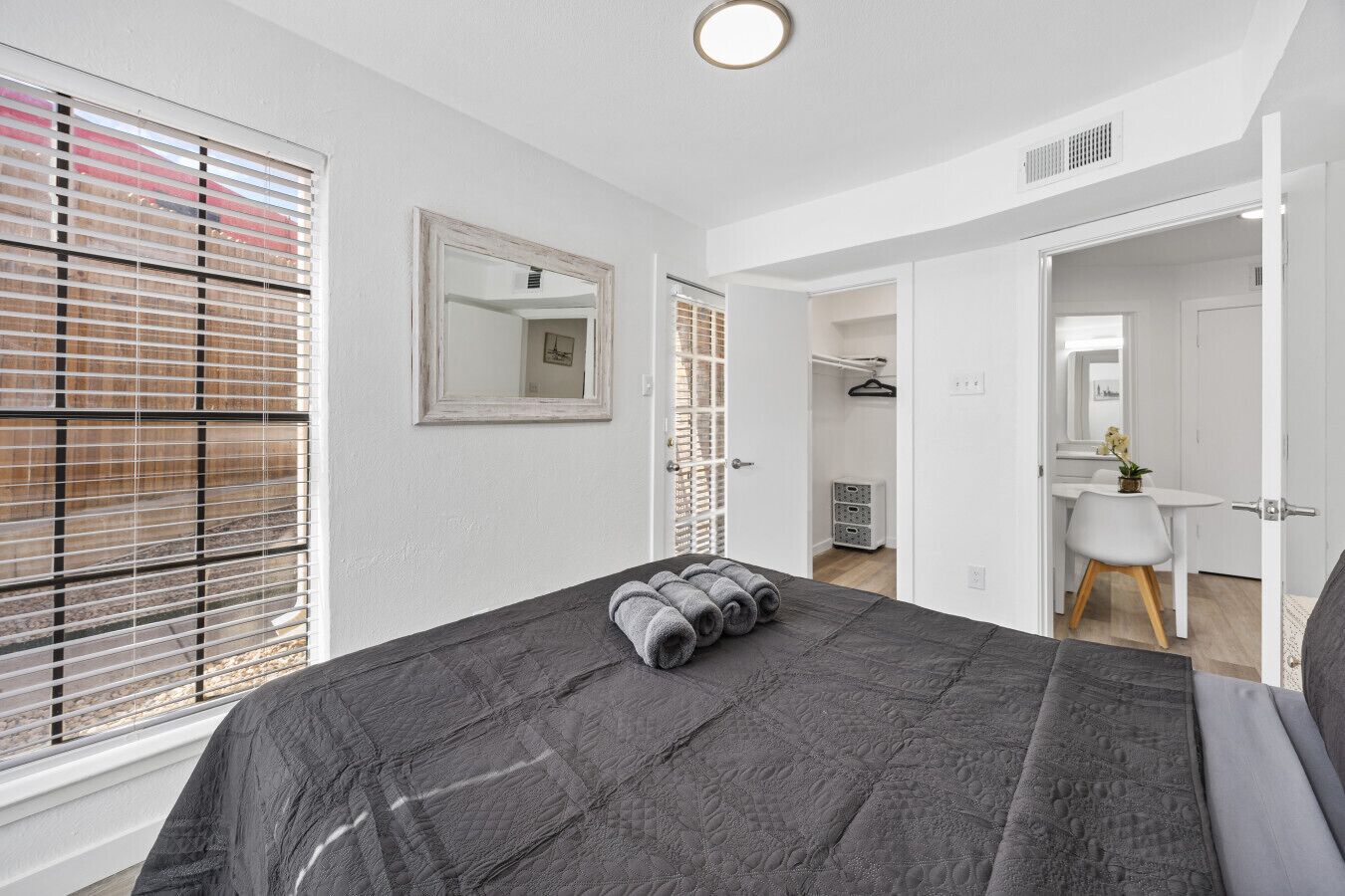 1 室のベッドルーム、デスク、アイロン / アイロン台、旅行用ベビーベッド